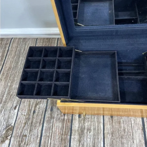 Lori Greiner Large Jewelry Chest - Picture 9 of 12